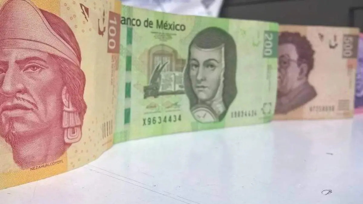 En redes sociales se hizo viral una pequeña niña que terminó cortando los rostros de los personajes de algunos billetes